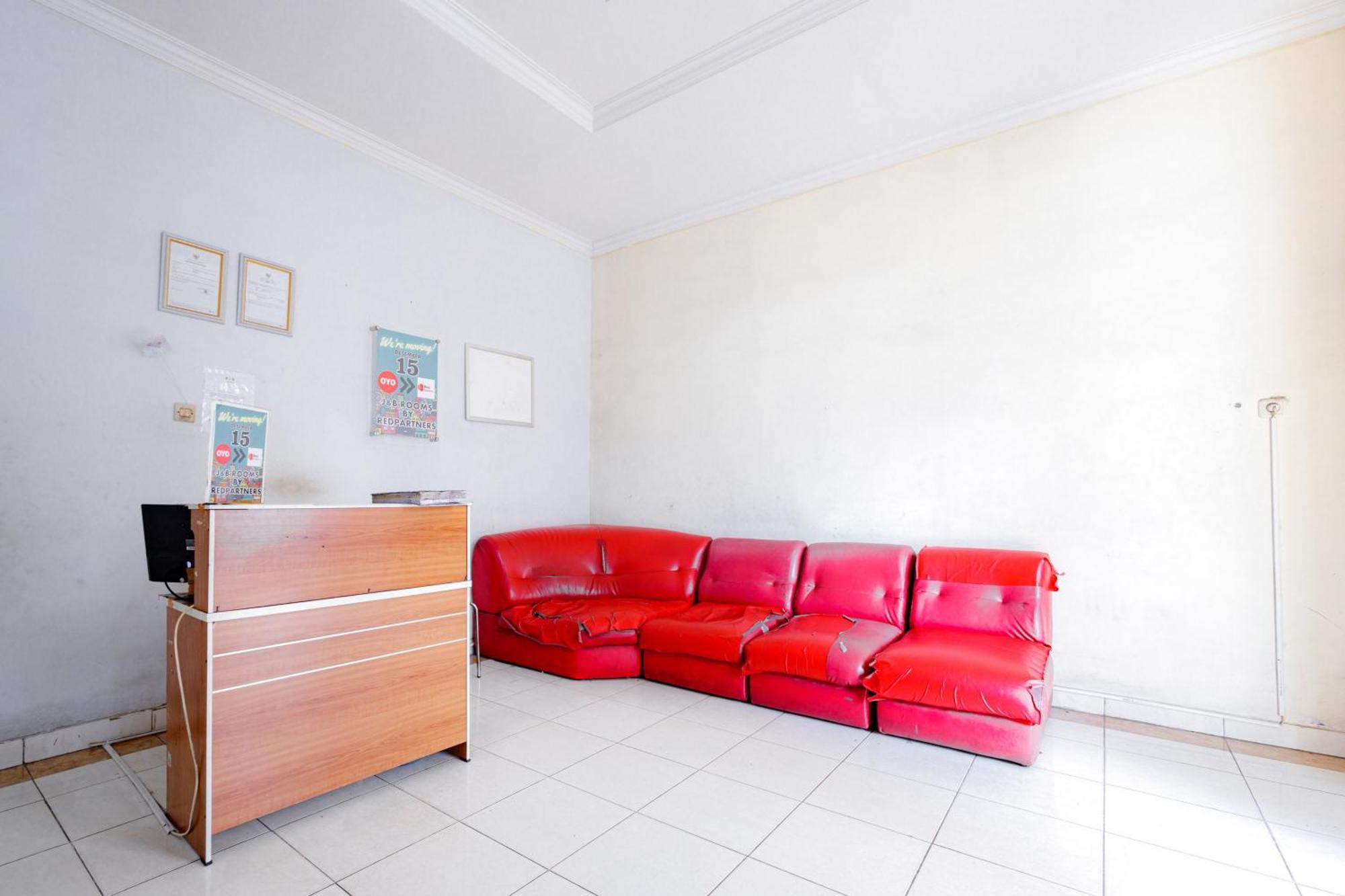 J&B Rooms Tomang Jakarta Mitra Reddoorz Exterior photo