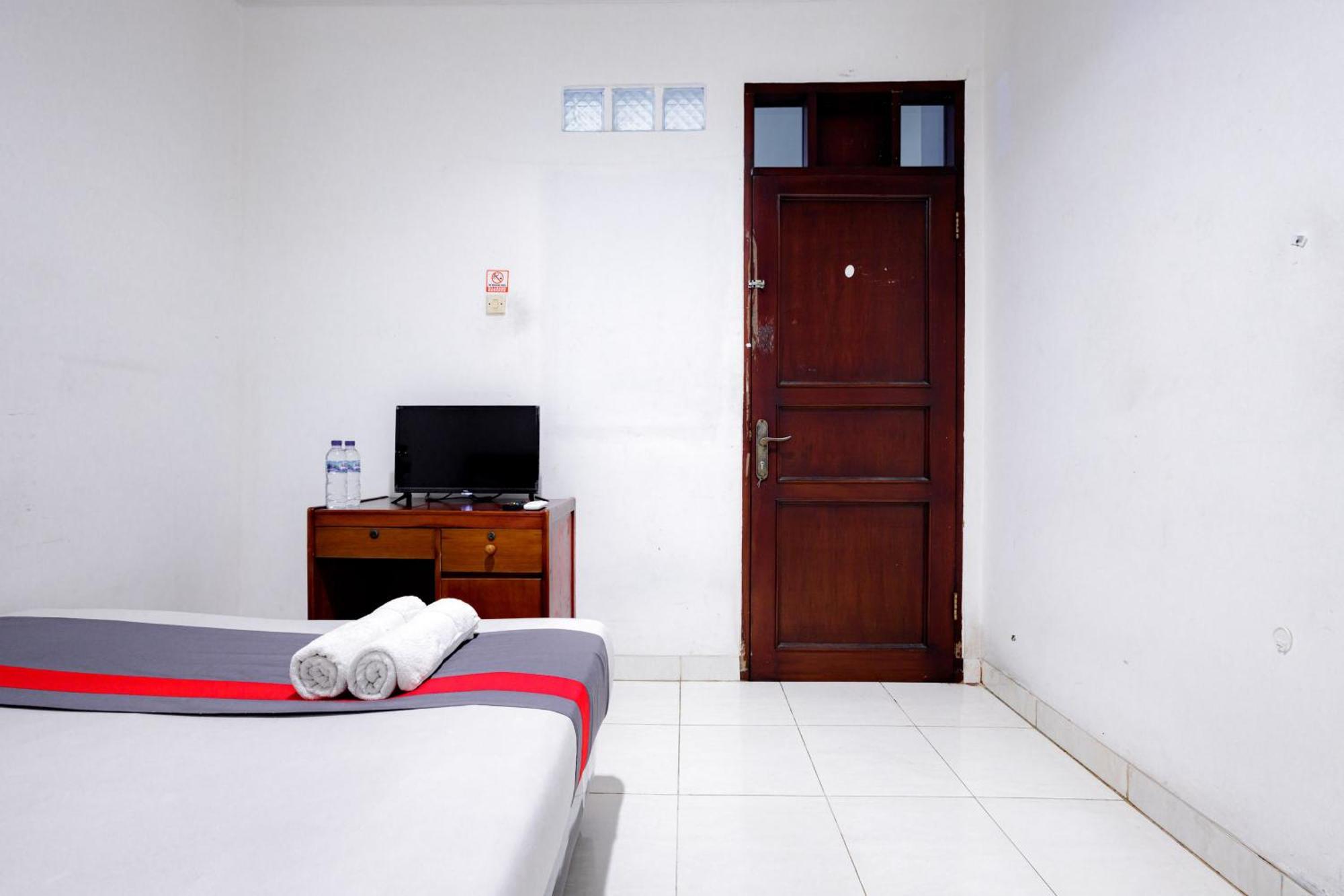 J&B Rooms Tomang Jakarta Mitra Reddoorz Exterior photo