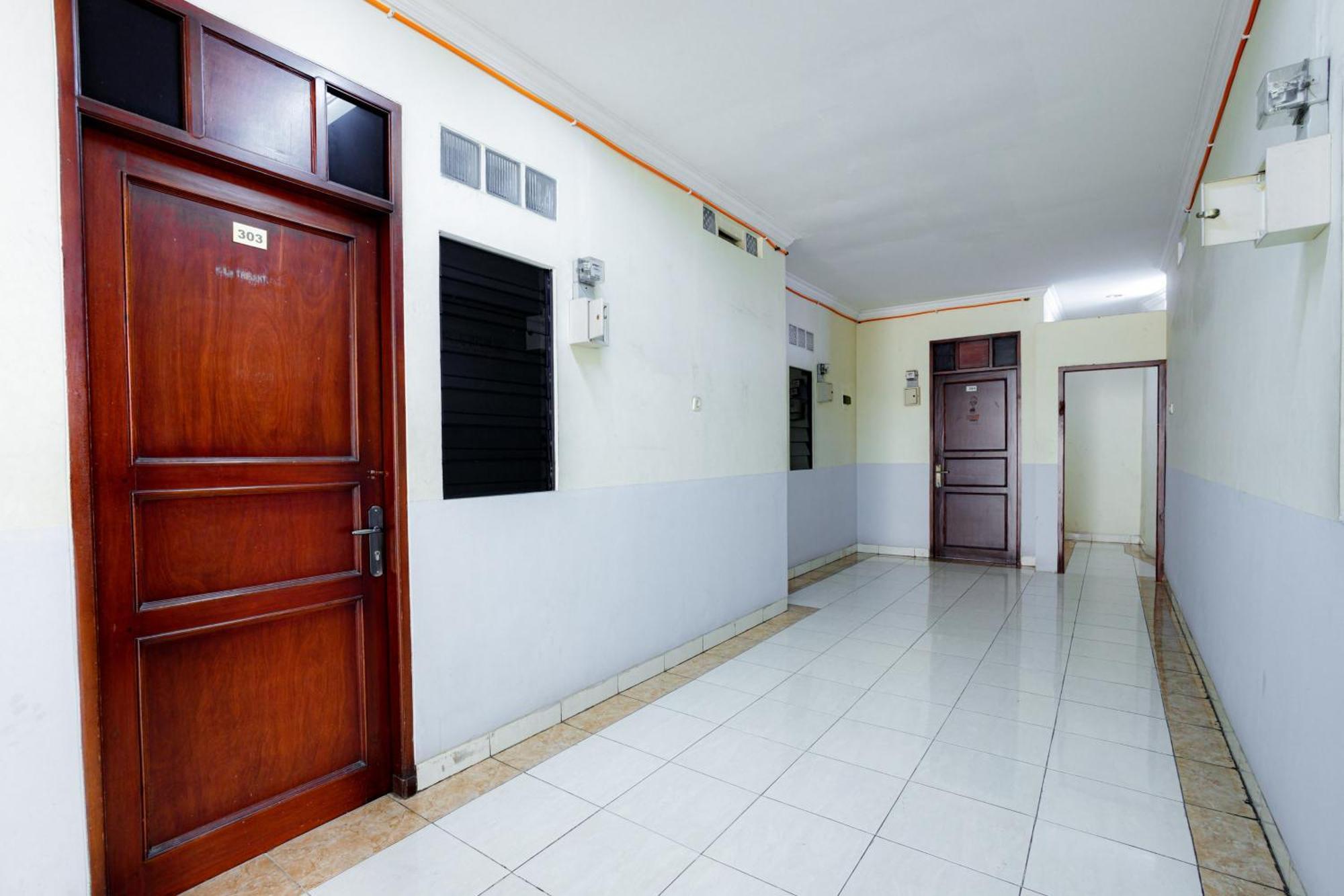 J&B Rooms Tomang Jakarta Mitra Reddoorz Exterior photo